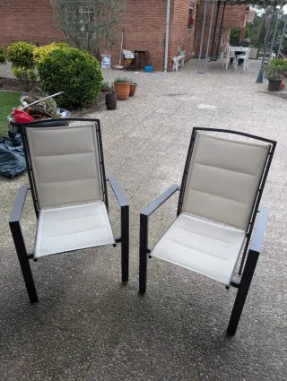 Dos Sillas exterior aluminio beige y negro