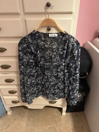 Blusa Molly Bracken floral azul y blanco