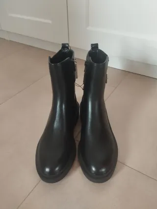 Botín negro con hebilla