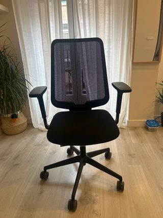 Silla de oficina ergonómica negra elevable