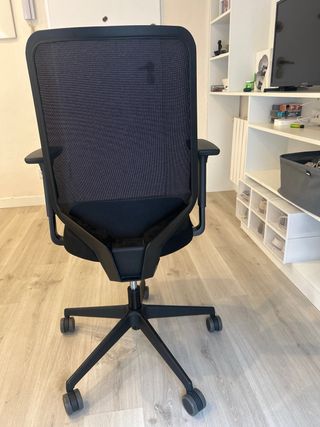 Silla de oficina ergonómica negra elevable
