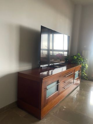 Mueble TV madera con puertas y cajones