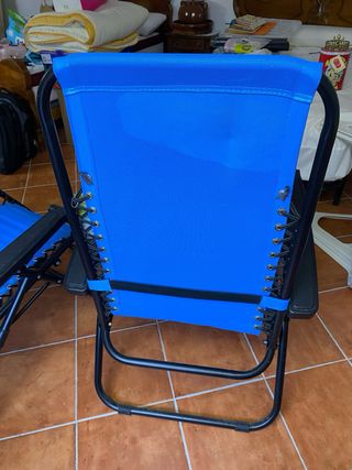 Tumbonas plegables azules y negras