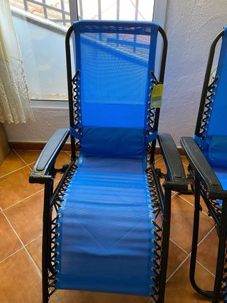 Tumbonas plegables azules y negras