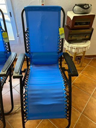 Tumbonas plegables azules y negras