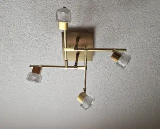 Lámpara dorada con focos de cristal