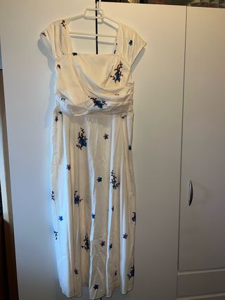 Vestido blanco con flores azules