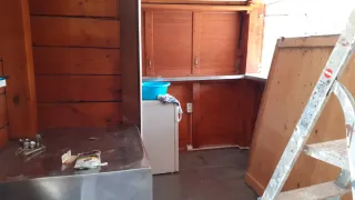 Caseta de madera con instalación de luz y agua
