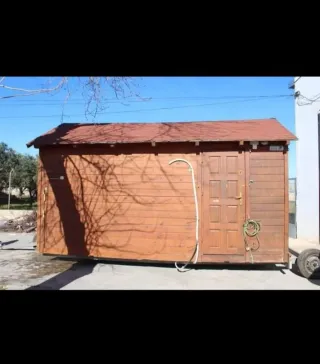Caseta de madera con instalación de luz y agua