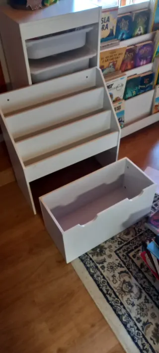 Librería infantil de madera blanca