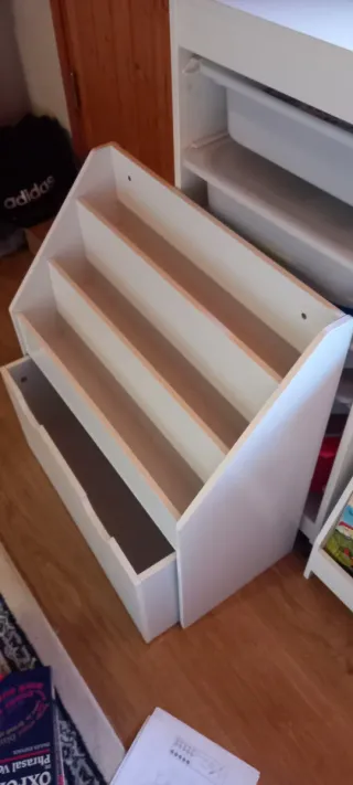Librería infantil de madera blanca