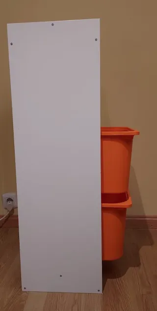 Mueble blanco con 2 cajones naranjas