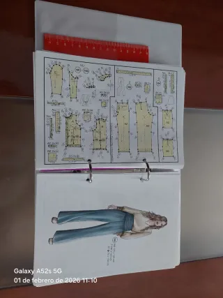 Patrones de corte de oro. Libro, reglas, metro.