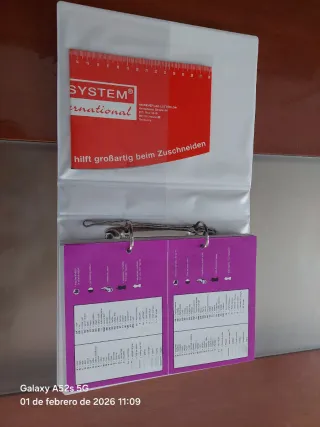 Patrones de corte de oro. Libro, reglas, metro.