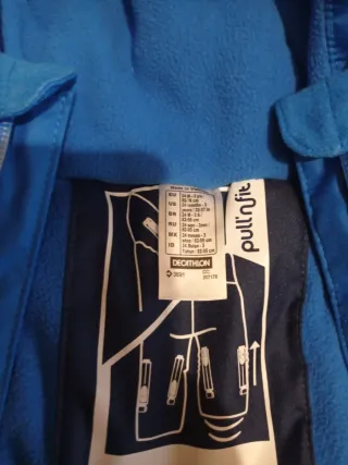 Mono de nieve azul y marino