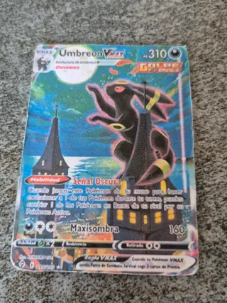 Carta Pokémon Umbreon VMAX 310 HP verdadera.