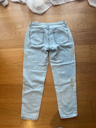 Pantalones vaqueros con detalles dorados