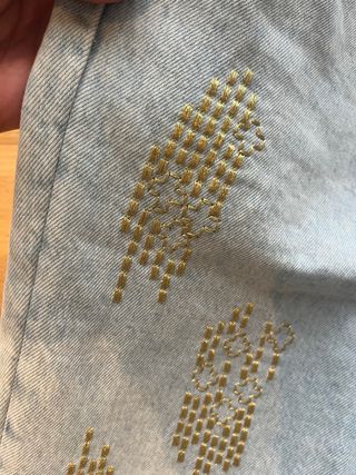 Pantalones vaqueros con detalles dorados