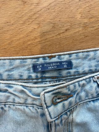 Pantalones vaqueros con detalles dorados