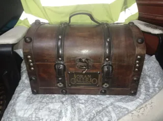 Cofre de madera estilo antiguo