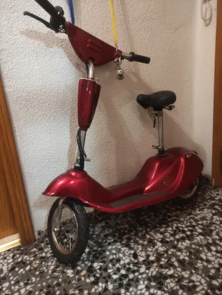Scooter eléctrico rojo