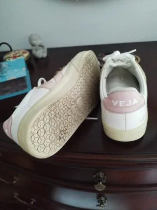 Zapatillas Veja blancas y rosas