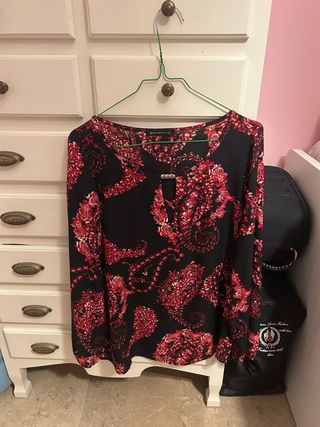 Blusa negra con estampado floral rojo