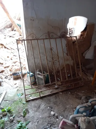 Reja de ventana antigua 140x120 cm