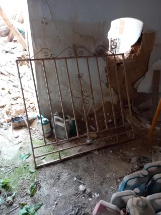 Reja de ventana antigua 140x120 cm