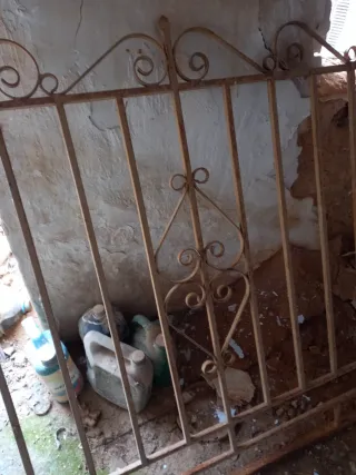 Reja de ventana antigua 140x120 cm