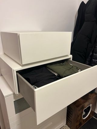 Mesita de noche flotante blanca