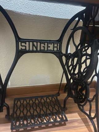 Máquina de coser Singer antigua con pedal