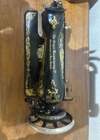 Máquina de coser Singer antigua con pedal