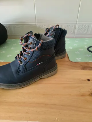 Botas niño azul con cremallera y chaqueta 5 años.