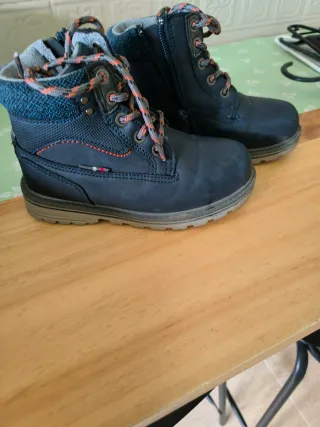 Botas niño azul con cremallera y chaqueta 5 años.