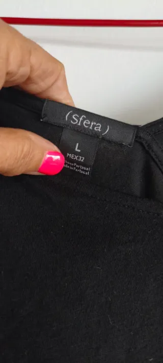 Camiseta negra hombro con manga larga