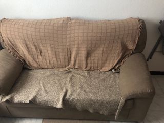 Sofá cómodo beige/marrón en buen estado.