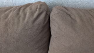 Sofá cómodo beige/marrón en buen estado.