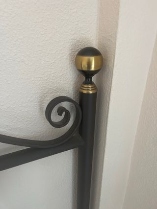 Cabezal de forja negro y dorado