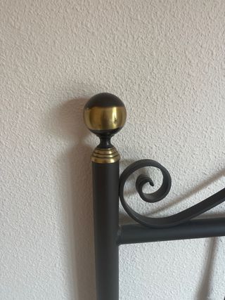 Cabezal de forja negro y dorado