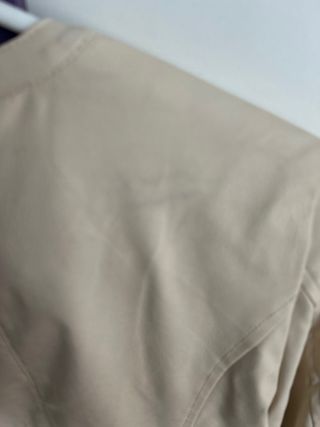 Cazadora beige efecto piel
