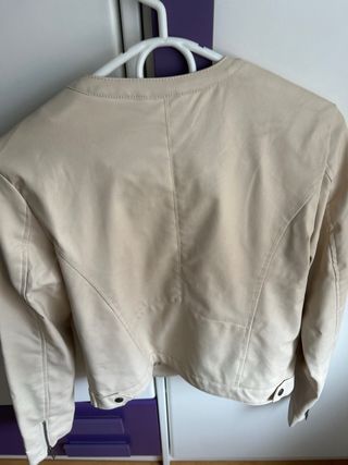 Cazadora beige efecto piel