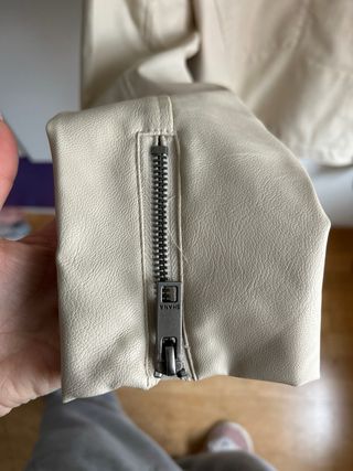 Cazadora beige efecto piel