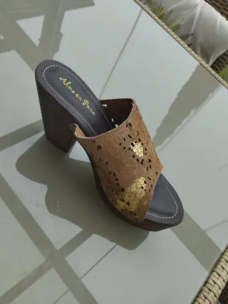 Zapatos Alma en Pena Marrones y Dorados