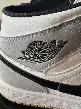 Air Jordan 1 Mid Light Smoke Grey