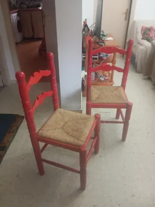 Sillas de madera rojas y yute