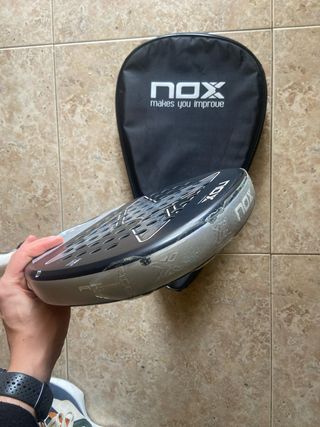 Pala de pádel NOX con funda