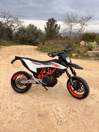 Moto KTM 690 SMC 2019 Supermotard