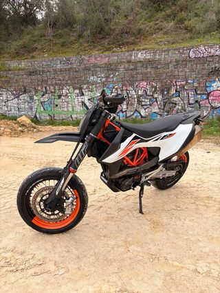 Moto KTM 690 SMC 2019 Supermotard