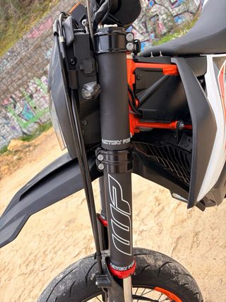 Moto KTM 690 SMC 2019 Supermotard